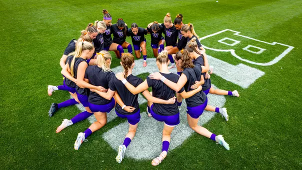 Team huddle stock photo prematch vs. Montana