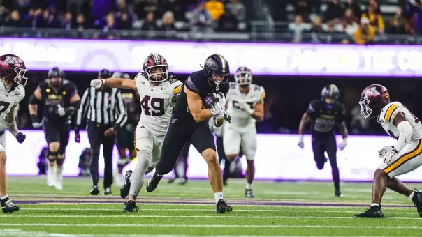 Decker DeGraaf runs with the ball against Minnesota