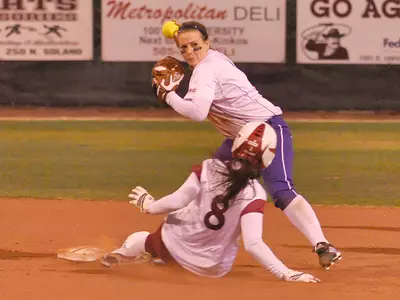 WSU Drops Doubleheader to Hawks