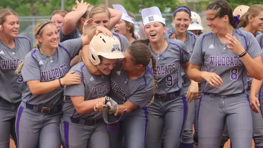 'Cats earn regular season title in extra innings