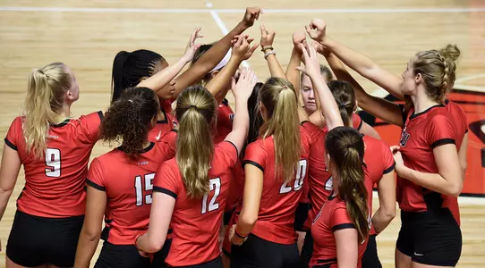 WKU Volleyball 2018 team huddle