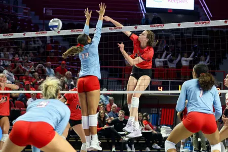 Middle hitter Izzy Van De Wiele | Photo by Savannah Philpot