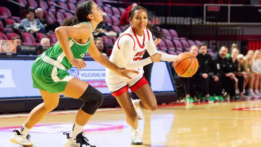 Guard Acacia Hayes (10) | Photo by: Steve Roberts