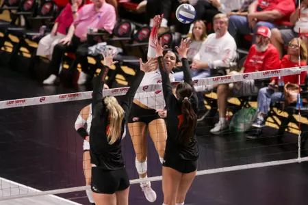 Outside hitter Alivia Skidmore (17) | Photo by Nico Pascarella