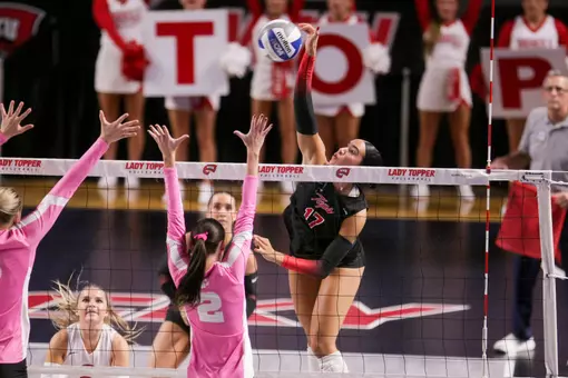 Outside hitter Alivia Skidmore (17) | Photo by Nico Pascarella