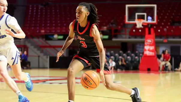 Guard Tia Shelling (3) | Photo by Nico Pascarella