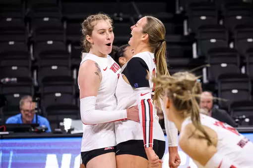 Middle hitter Izzy Van De Wiele, Setter Callie Bauer (14) | Photo by Savannah Philpot