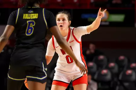 Guard Lola Bond(0) | Photo by: Steve Roberts