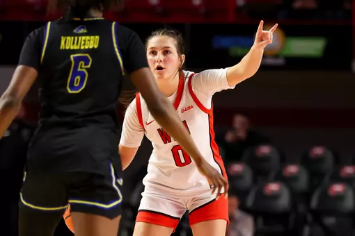 Guard Lola Bond(0) | Photo by: Steve Roberts