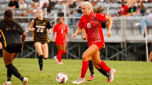 Forward Makenna Egan (10) | Photo by Savannah Philpot