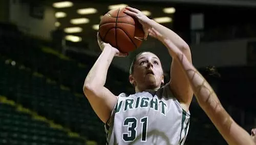 Women Hold On for 62-60 Win at UIC