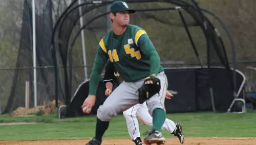 Baseball Holds Off Valparaiso