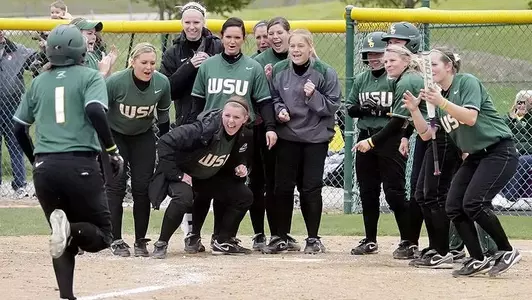Softball Defeats Green Bay on Senior Day