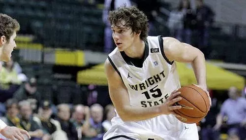 Men Hold On for 64-62 Win at Detroit