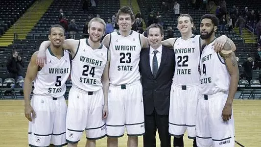 Men Hold Off Valparaiso on Senior Night