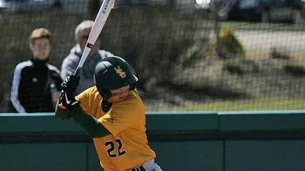 Softball Shuts Out Valparaiso to Claim Series