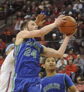 Vest Signs with Raiders