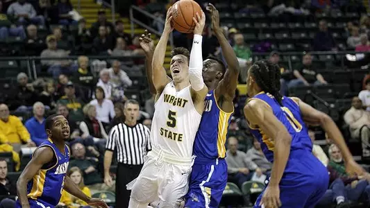 Men Edge CSU Bakersfield in Final Minute 68-64