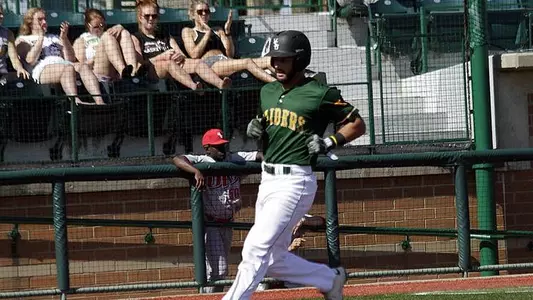 Baseball Clinches HL Regular-Season Title With Sweep of UIC