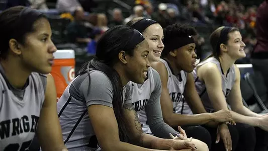 Women Set Winning Streak Record in Decision Over Oakland