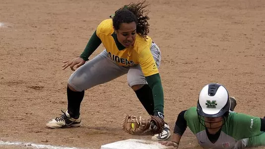 Softball Wraps Up Weekend With Win