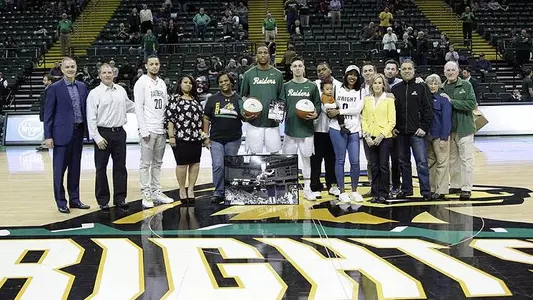 Men Roll Over UIC in Regular-Season Finale