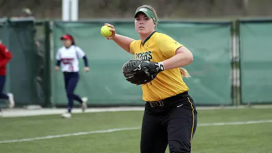 Softball Completes Series Sweep in Extra Innings