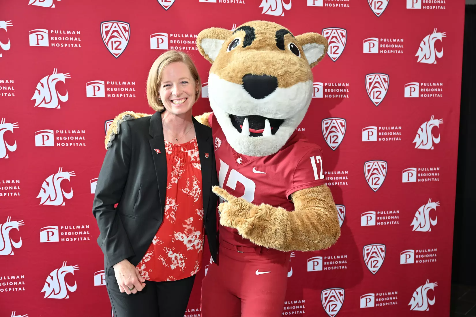 Sofie Aagaard takes a photo with Butch T. Cougar