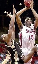 Moore Leads Men's Hoops Past Idaho