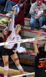 Volleyball Takes 3-2 Win over Oregon State