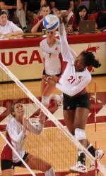 Volleyball Holds on to Defeat Idaho 3-2