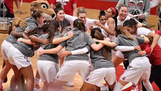 The WSU women huddle before their game against Washington on Jan. 17.