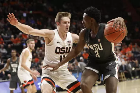 Oregon State's Zach Reichle guards Washington State's Robert Franks Jr. during the first half of an NCAA college basketball game in Corvallis, Ore., Thursday, Jan. 24, 2019. (AP Photo/Amanda Loman)