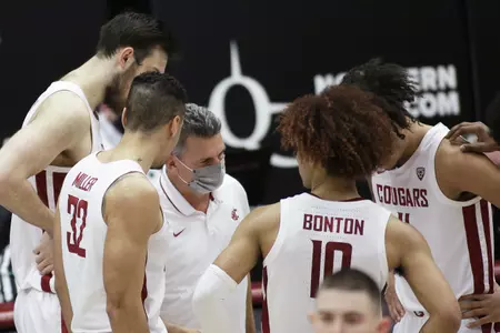 Washington State coach Kyle Smith, center, talks to the team during a break in play in the second half of an NCAA college basketball game against Utah in Pullman, Wash., Thursday, Jan. 21, 2021. (AP Photo/Young Kwak)