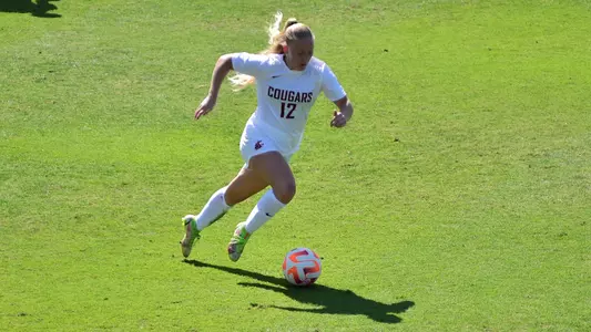 Lindsey Turner dribbles through the midfield against Stanford