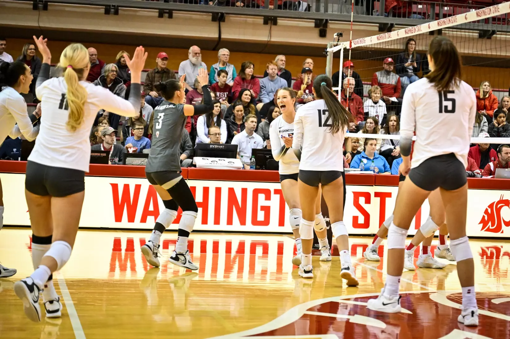 Washington State volleyball defeated Utah, 3-0 (25-20, 25-12, 25-18) on Friday, Nov. 18, 2022 in Bohler Gym.
