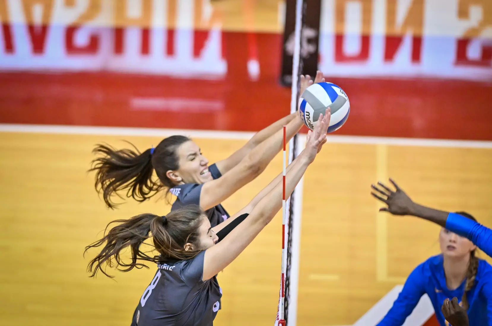 Washington State fell, 3-2, at the hands of UCLA on Tuesday, Nov. 22, 2022, in Bohler Gym.