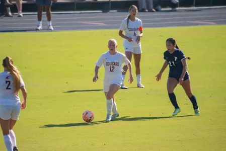 Lindsey Turner looks to pass against Pepperdine, Oct. 2, 2024