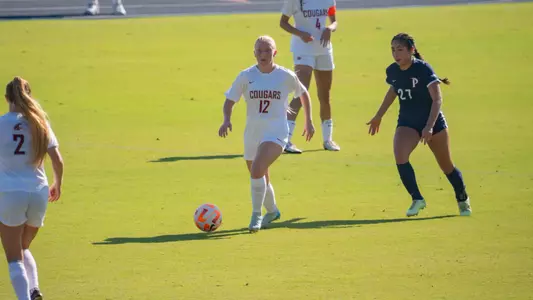 Lindsey Turner looks to pass against Pepperdine, Oct. 2, 2024