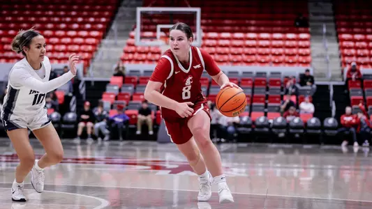 25_10_26 WSU WBB vs. EOU, Mackenzie Chatfield drives with the ball