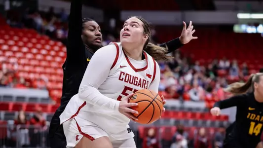 25_11_3 WSU WBB Malia Ruud creating space for a layup