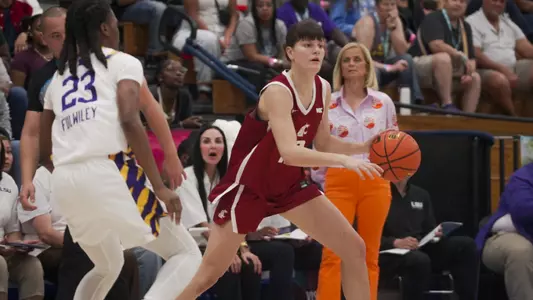 25_11_29 WSU WBB Marta Alsina dribbles against No. 5 LSU