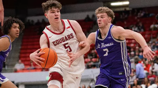 Tomas Thrastarson drives against St. Thomas, November 10, 2025