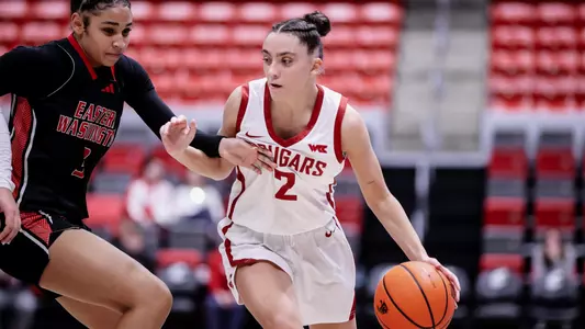 25_12_10 WSU WBB Eleonora Villa Dribbling against EWU