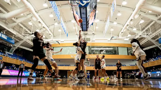 25_12_16 WSU WBB Lauren Glazier goes up for a layup at Seton Hall