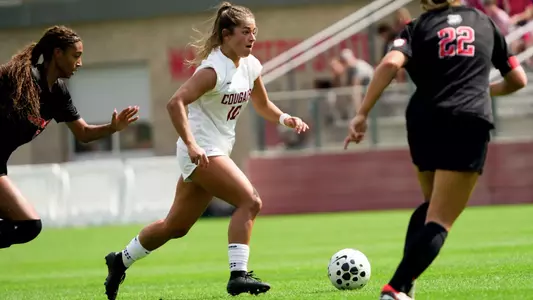Audrey Shackelford dribbles against No. 13 Georgia, Aug. 31, 2025