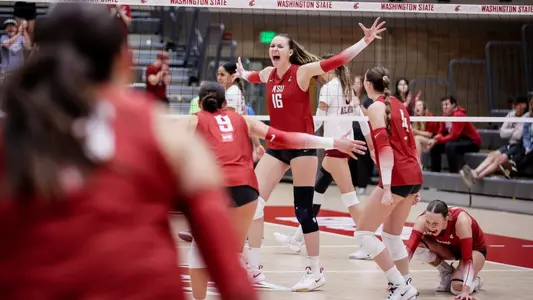25_9_27 WSU VB vs. Santa Clara - Lucie Blazkova and team celebrates 5-set win