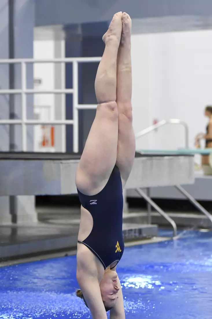 Holly Darling dives in the three-meter finals.