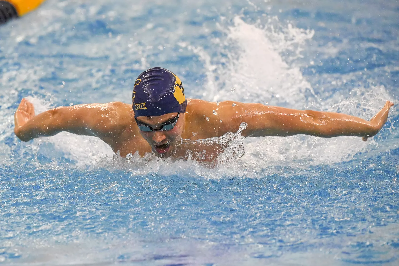 Jonathan Bennett swims in the 400 yard IM.