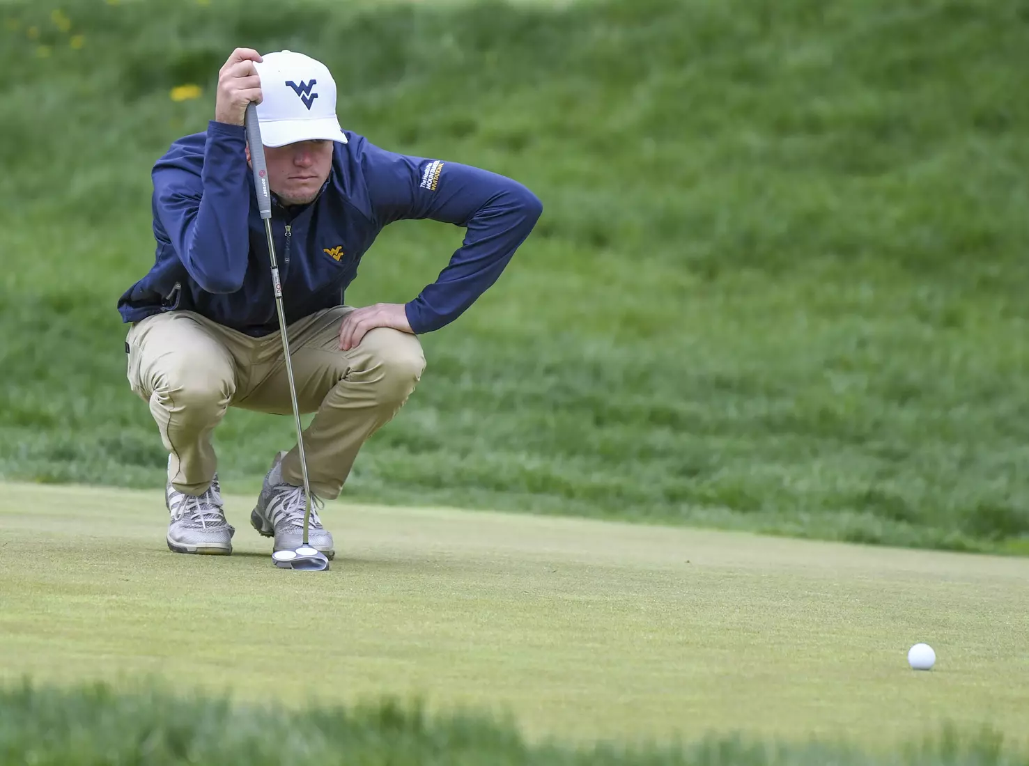 Logan Perkins putts on six.